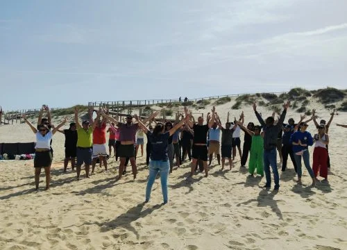 Empresa SafeBrok em atividade de Team Building na praia com a Living Place.