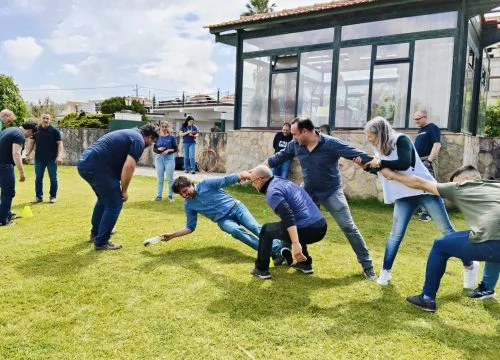 Team Building da Living Place com a equipa da empresa Ertecna a realizar um jogo para desenvolvimento da entreajuda e espírito de equipa.