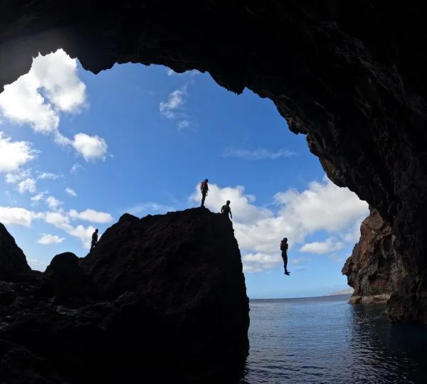 Saltos da rocha para o mar.