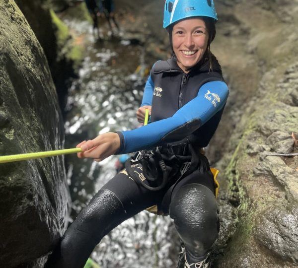Pessoa em Rapel no Canyoning na Ilha da Madeira.